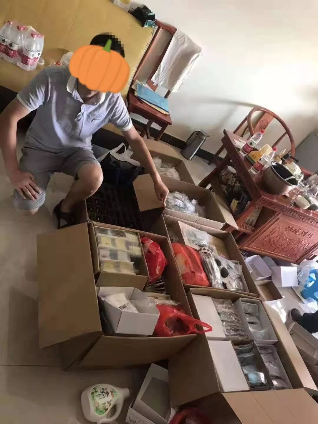 假的！快看看你们的眼镜，清城公安查获了1000多万的假“雷朋”