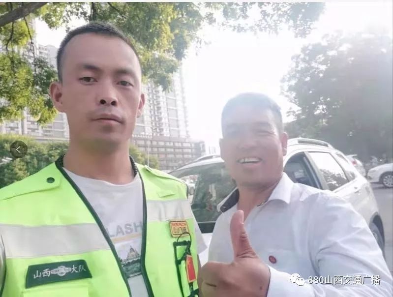 夜间车爆胎怎么求助,车爆胎了有惊无险发朋友圈