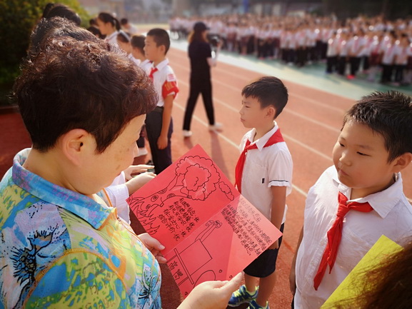 教师节学生给老师送礼物怎么写话,怎样夸学生给老师送教师节礼物