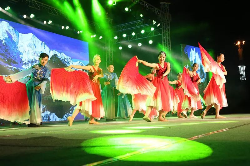 “礼赞新中国，讴歌新时代”为主题的三场文艺晚会在友谊广场精彩上演