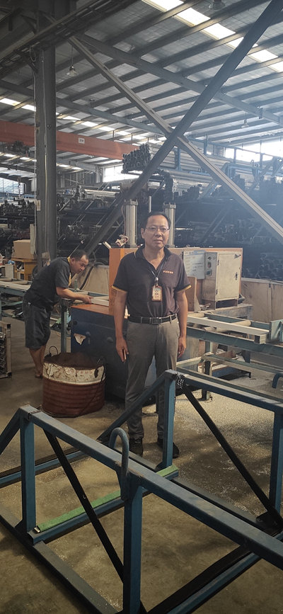 老父打工帮27岁儿子还网贷：不敢显老怕老板辞退我