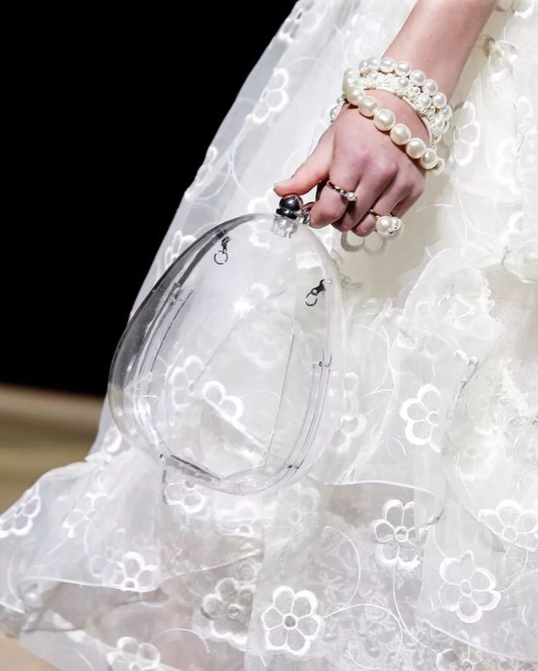 丝绸吊带长裙巴黎时装周,simonerocha泡泡裙