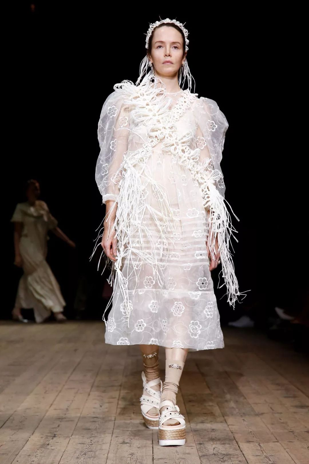 丝绸吊带长裙巴黎时装周,simonerocha泡泡裙