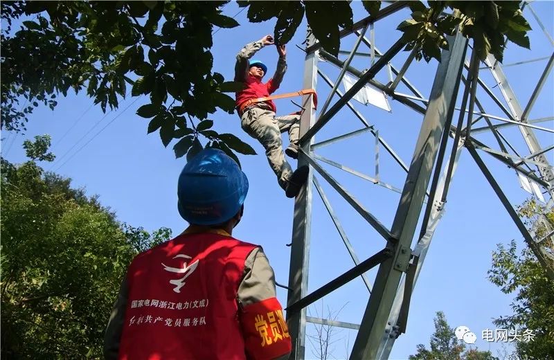 老人攥着一张小纸条，一见供电员工就塞进他手里…