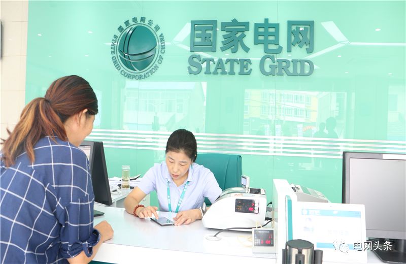 老人攥着一张小纸条，一见供电员工就塞进他手里…