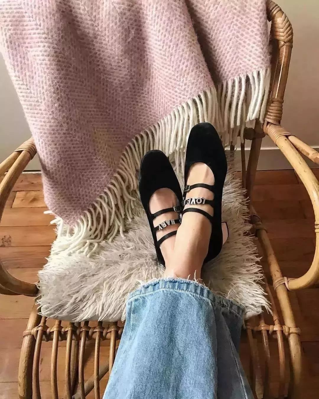 小白鞋今年流行这4款舒适百搭,好穿又百搭的小白鞋推荐