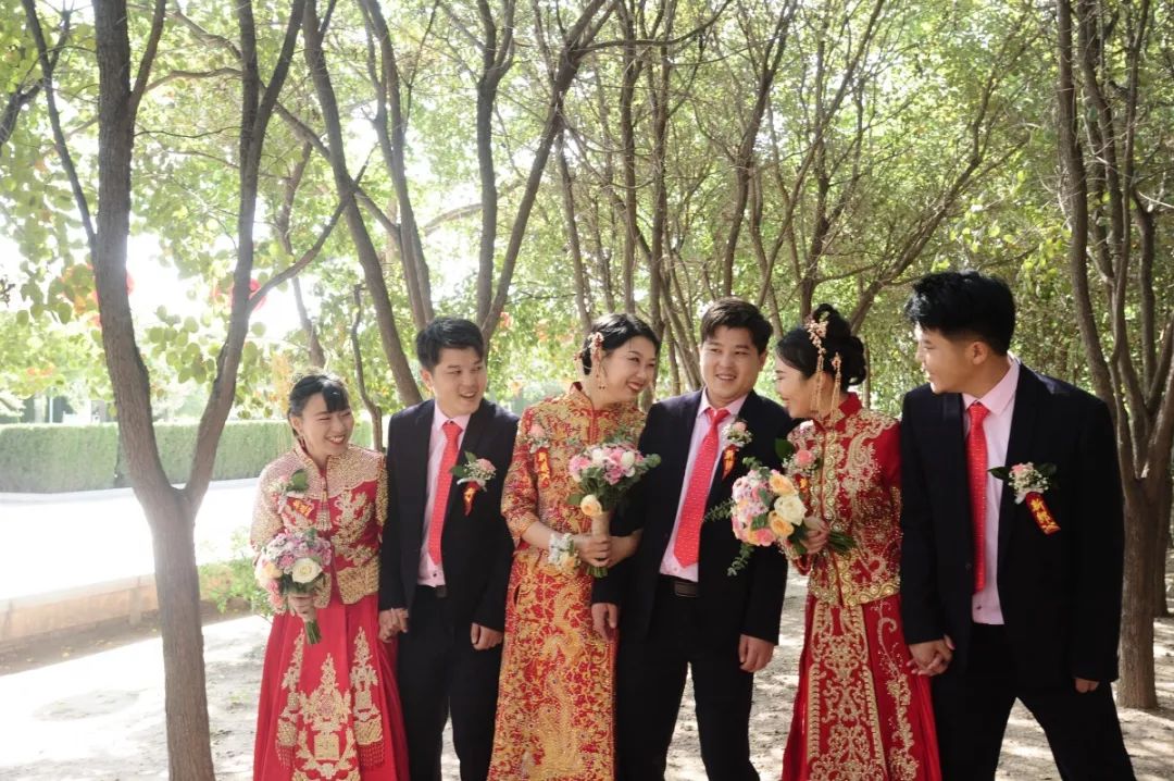 【社会新闻】缘分呢！山东“最牛三胞胎”兄弟同时结婚！高考曾考出“连号”分上同一名牌大学！