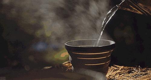 刚和嫩模男友分手，50岁邓文迪又收割一位富豪