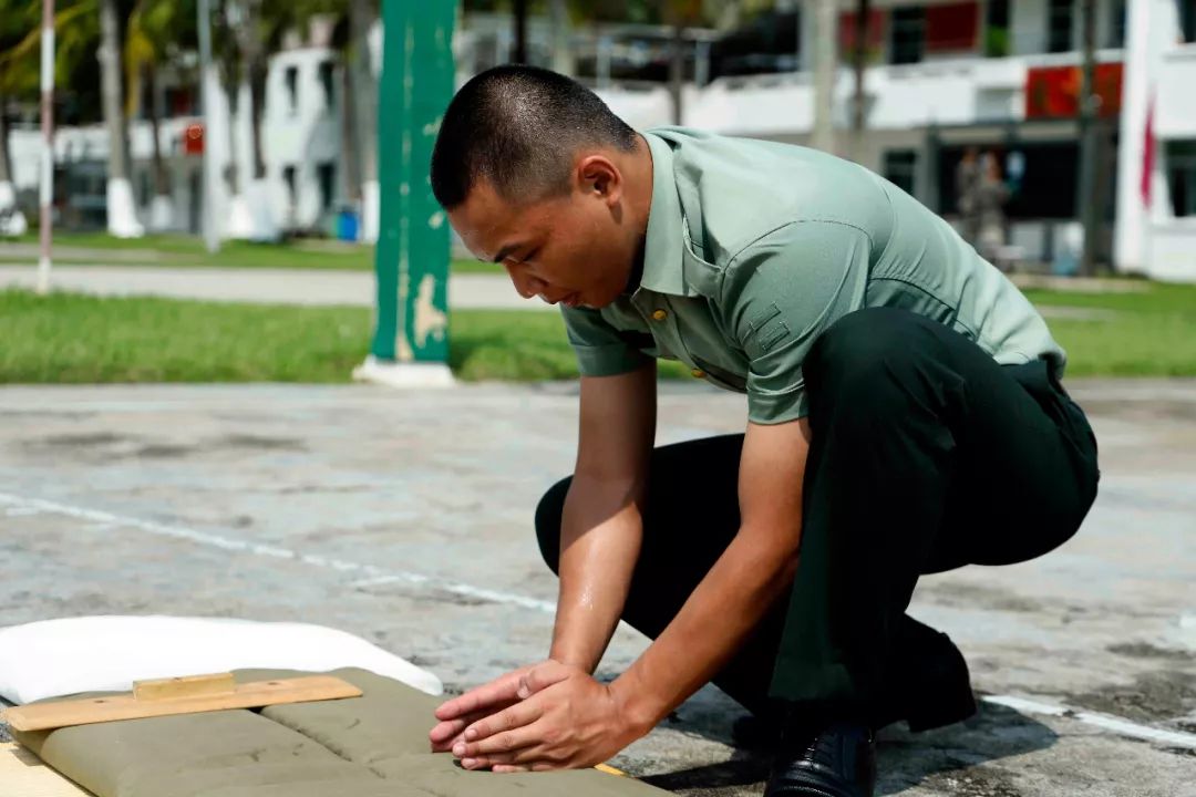 豆腐块叠被技巧,怎么叠军被豆腐块