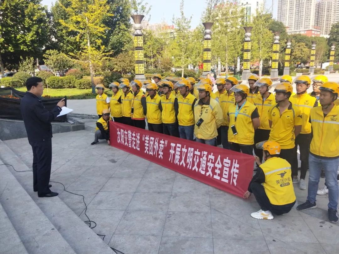 洛阳交警给队友送惊喜,交警为滞留司机送爱心餐