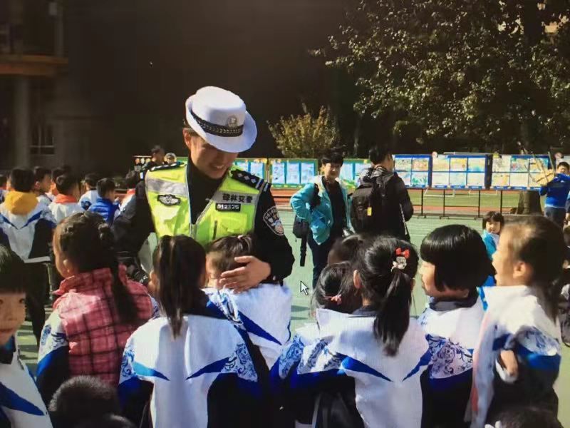 交警中队召开缓堵保畅部署会,交警减量控大缓堵保畅