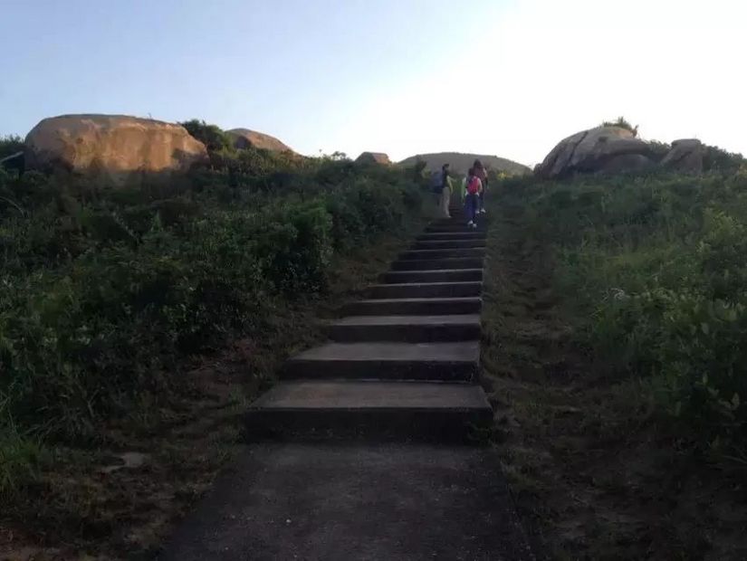 为了泳滩，遇上稔子和山日