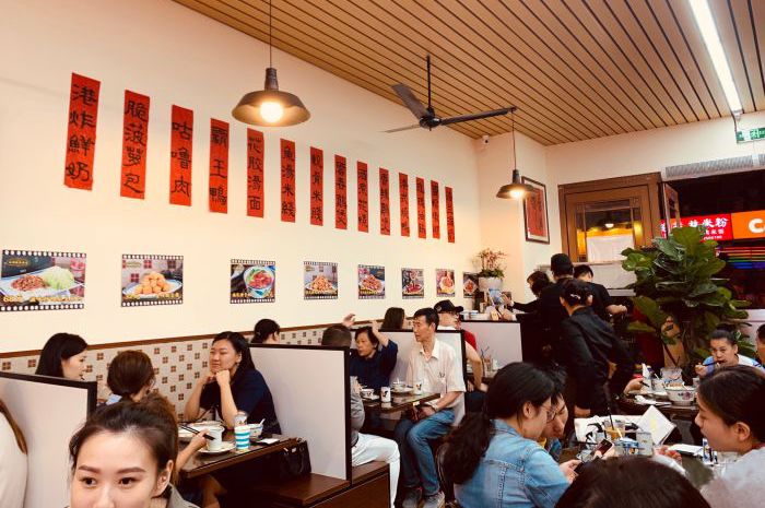 做了40年茶餐厅的兄弟俩，在人广又开了家「宝藏茶冰室」，刚开就爆了