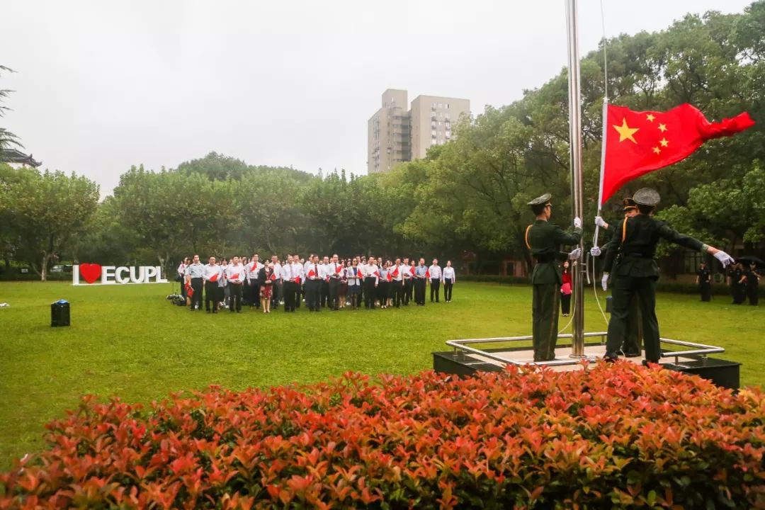 主持人累到吸氧，7万只鸽子是借的……阅兵幕后同样让人特别激动