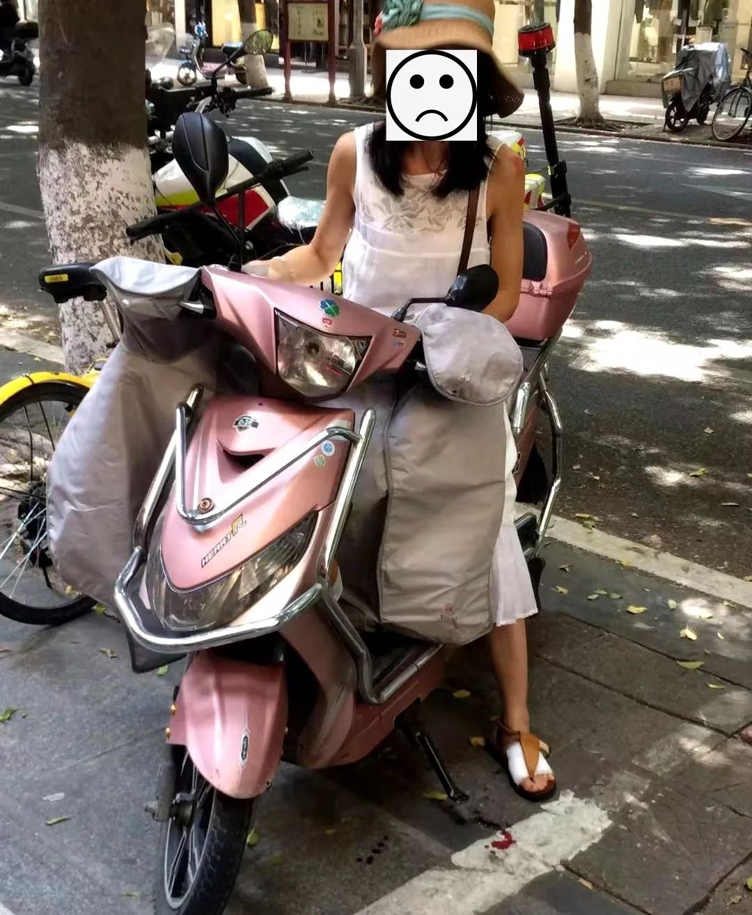 安溪:电线悬半空,一交警徒手举电线充当“擎天一柱”