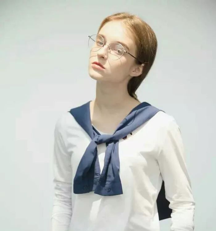 根据你的脸型和眼镜选发型,怎么选择适合自己的发型和眼镜