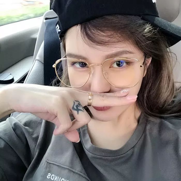 根据你的脸型和眼镜选发型,怎么选择适合自己的发型和眼镜