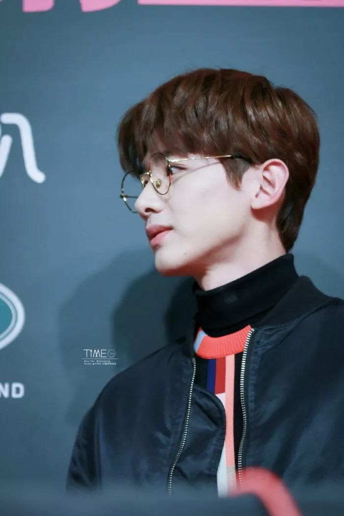 根据你的脸型和眼镜选发型,怎么选择适合自己的发型和眼镜