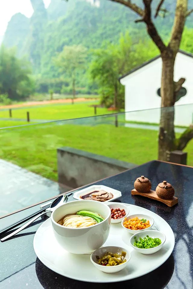 国庆在阳朔度过了不输巴厘岛的假期，全因这家藏在秘境山水里的宝藏酒店