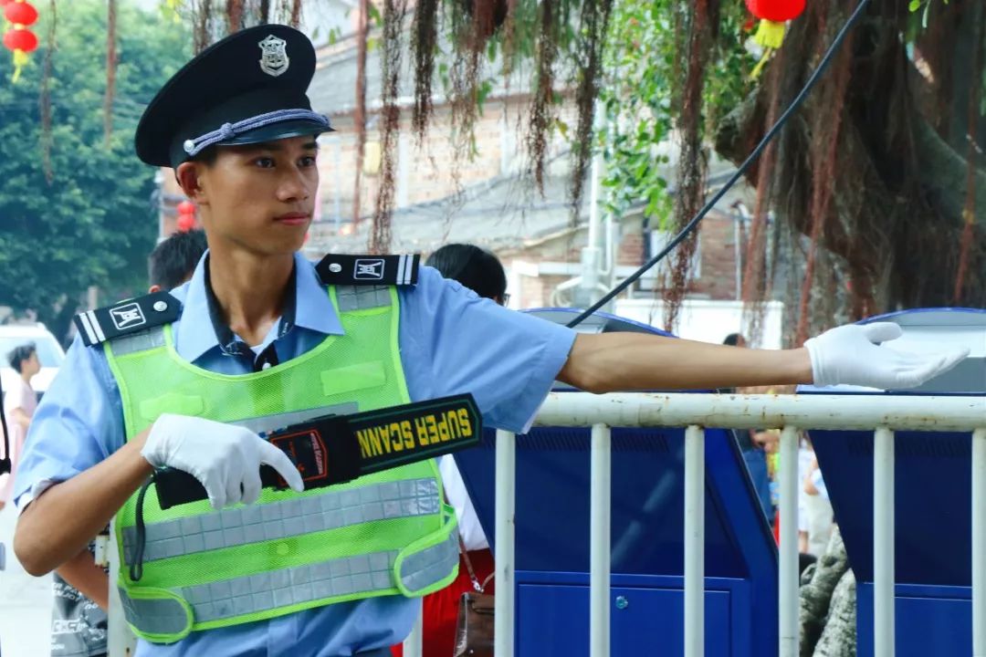 假日中一道靓丽的风景,假日里那个忙碌的身影