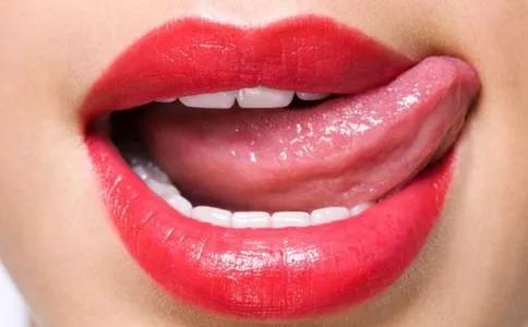 嘴唇干裂起皮怎么撕掉,嘴唇干裂脱皮润唇膏做法