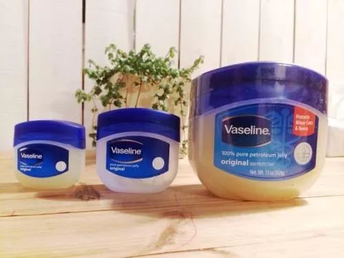 嘴唇干裂起皮怎么撕掉,嘴唇干裂脱皮润唇膏做法