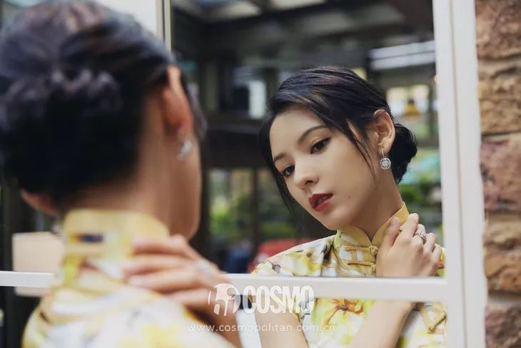 越年轻的小花越难穿好，我说旗袍