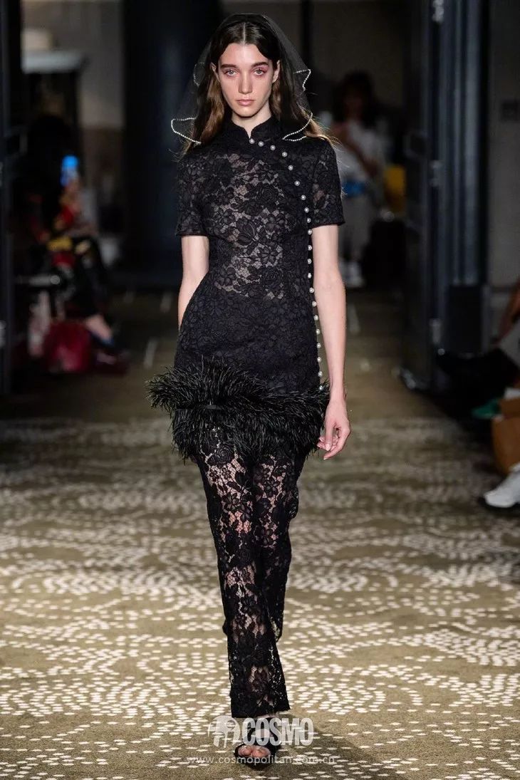 越年轻的小花越难穿好，我说旗袍