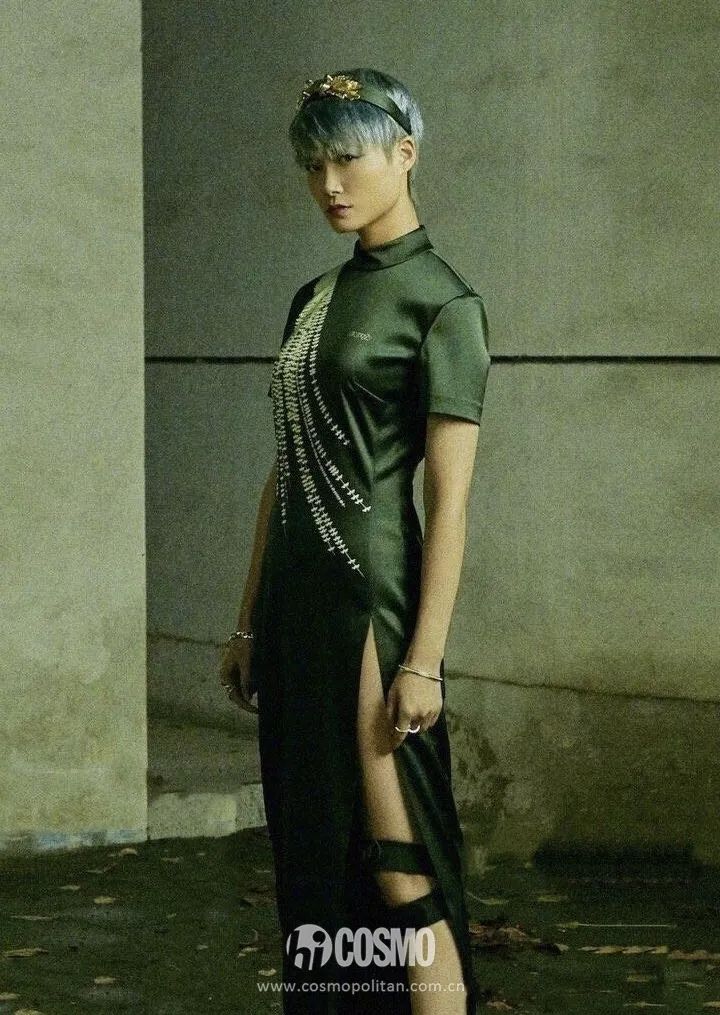 越年轻的小花越难穿好，我说旗袍