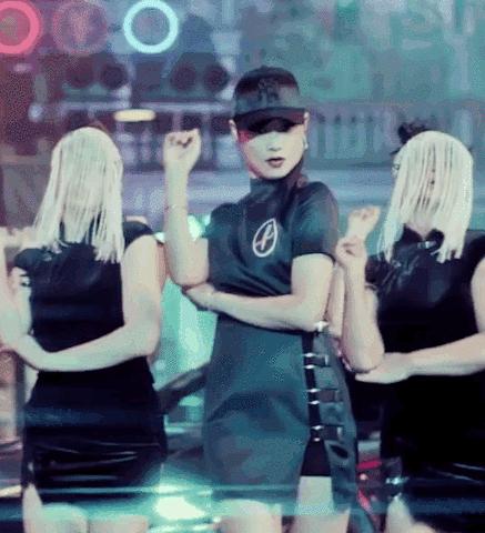 越年轻的小花越难穿好，我说旗袍