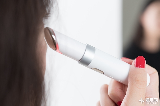 这是你的新口红？不，是我的WellSkins温热彩光美眼仪