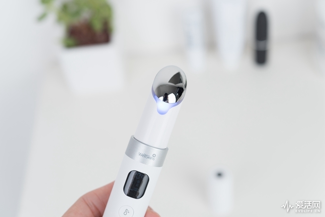 这是你的新口红？不，是我的WellSkins温热彩光美眼仪