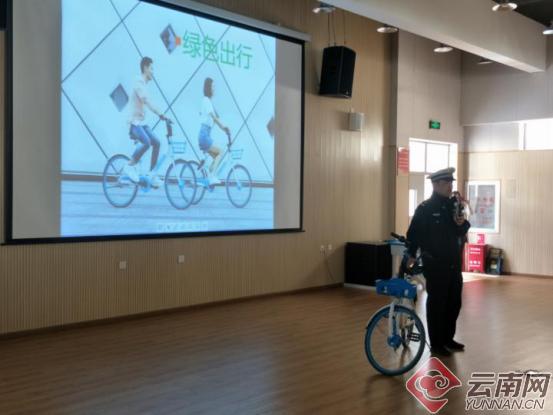 交通安全宣传进校园哈啰出行携手昆明交警教你正确骑单车