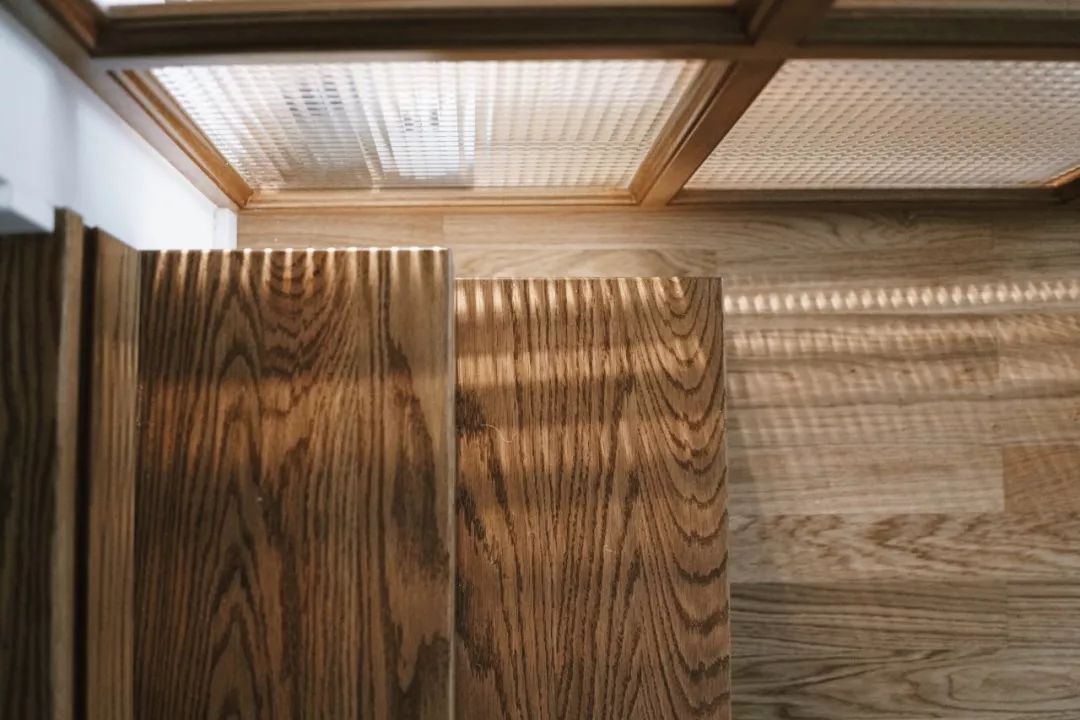 她买下32㎡上海老旧学区房，为女儿打造小桃园，还有20㎡超舒适大庭院