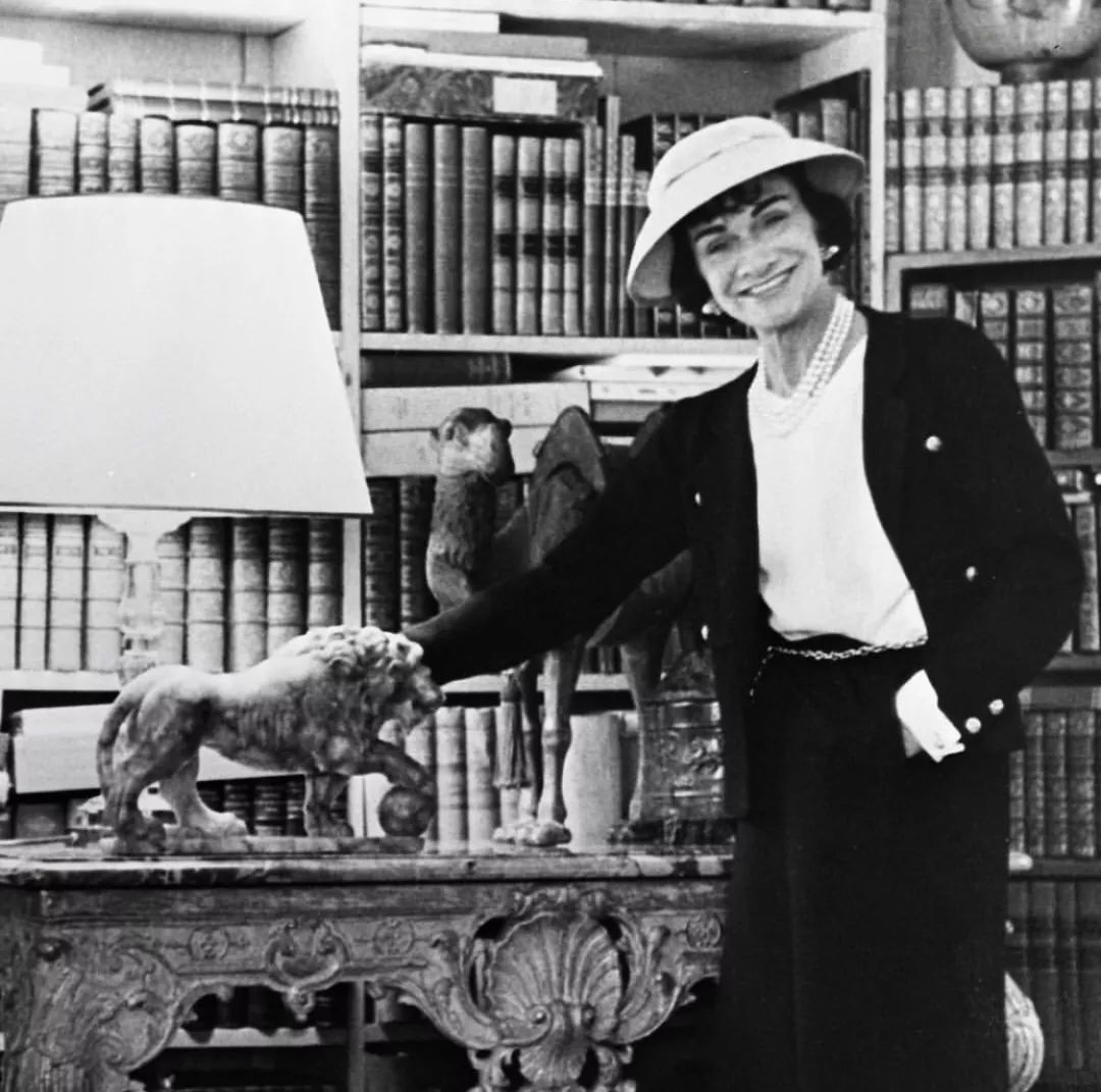 fashion风格穿搭,今年最时髦的4件小香风穿搭