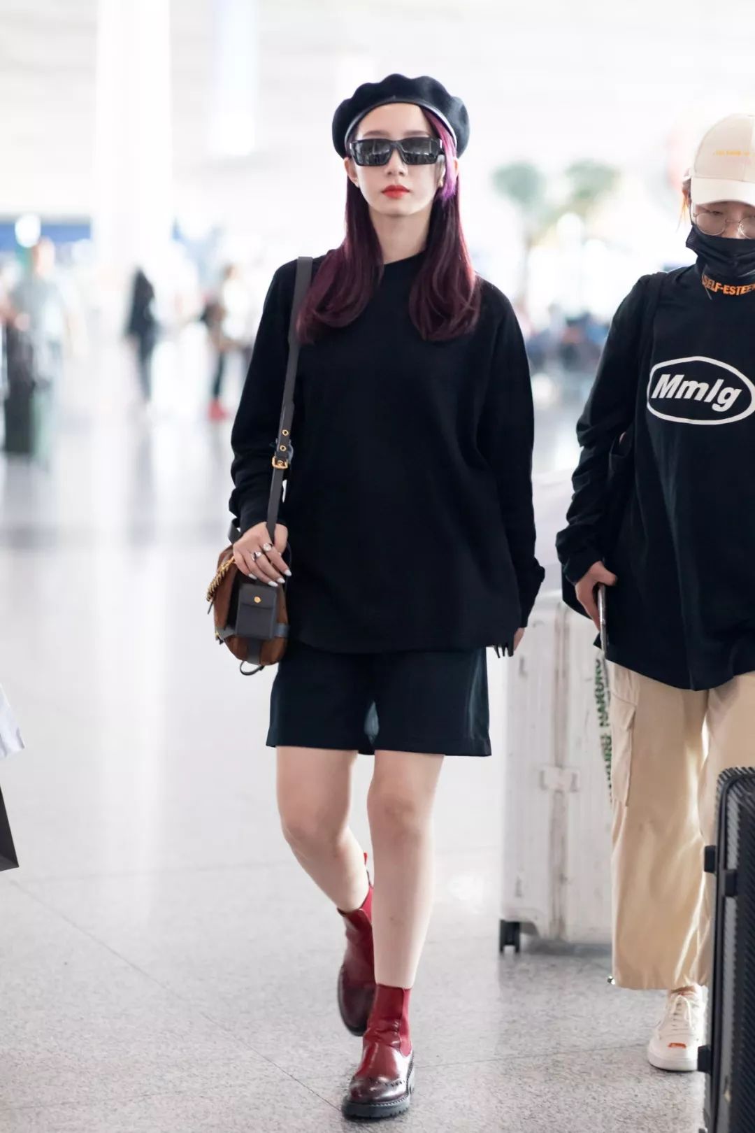 2022秋冬女明星马丁靴穿搭,女明星卡其色风衣搭配马丁靴图片