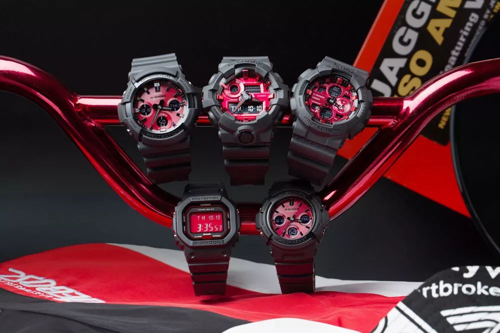 坐拥数千球鞋，满屋潮流玩具！他可能才是国内最潮的明星