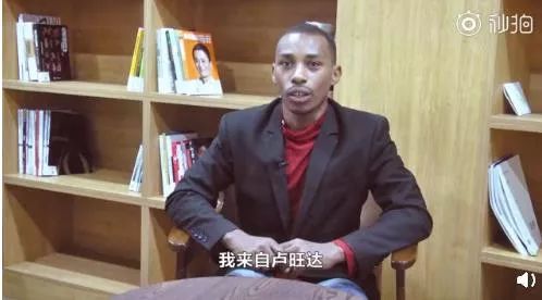 外国小伙网购中国制造 (外国小哥购买中国制造东西)