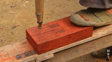 63岁中国大爷靠玩木头火到国外,61岁中国大爷惊呆老外