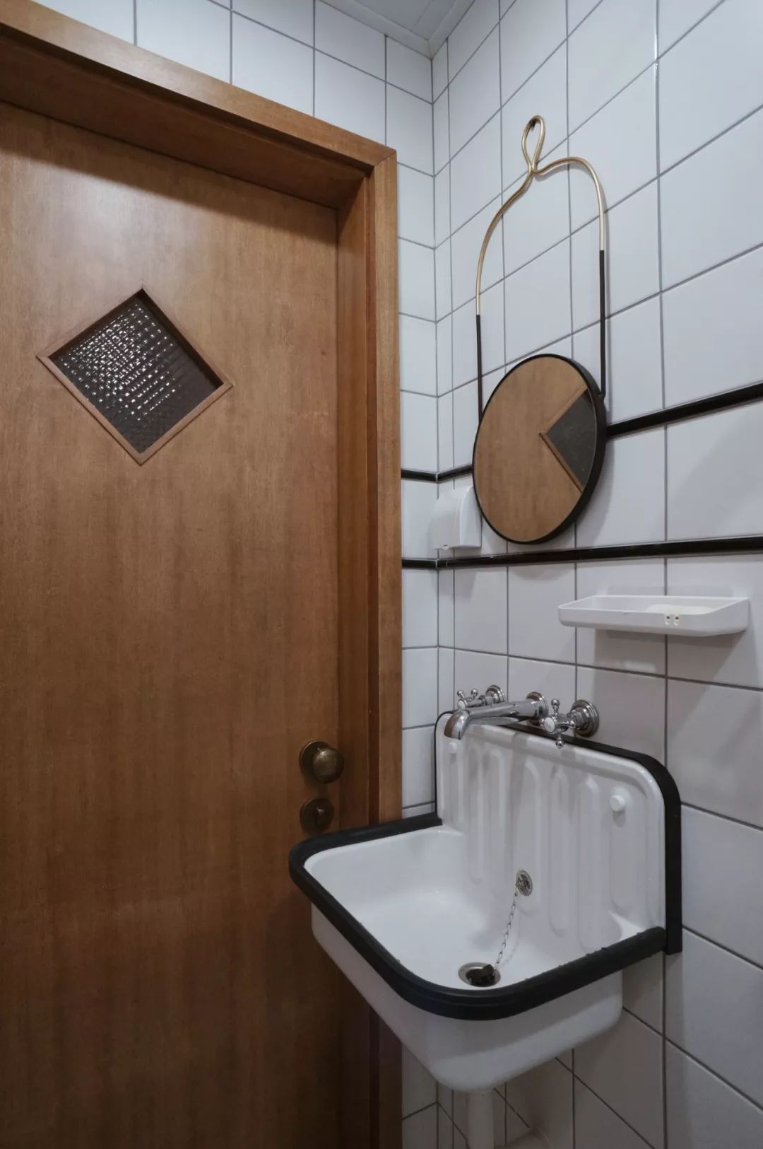 她买下32㎡上海老旧学区房，为女儿打造小桃园，还有20㎡超舒适大庭院