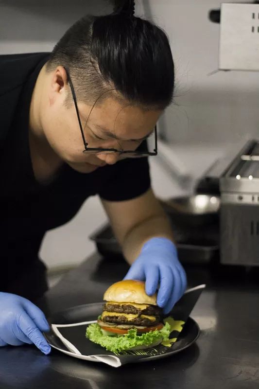 这个温州男孩做的汉堡“叫板”全球数一数二的汉堡品牌!还把店从法国开到了杭州……