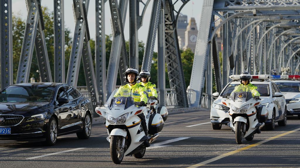 【身边的马天民】“外滩指路人”黄俊带你观赏进博会别样的“警”色