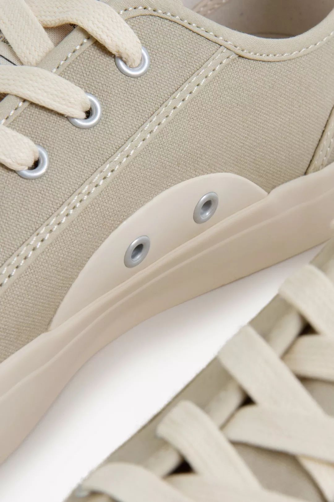 别装了，你的鞋已经出卖了你