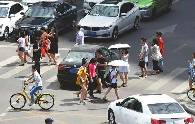 为什么右转不等红灯还被扣3分,右转不用等红灯为什么还要扣六分