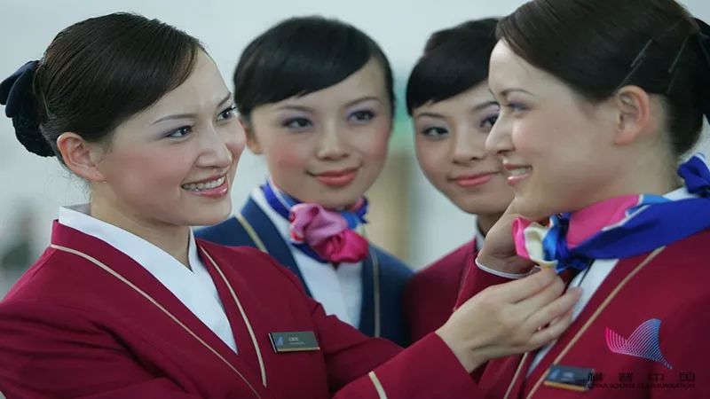 空姐系丝巾除了美观还有什么用途,为什么空姐都系丝巾