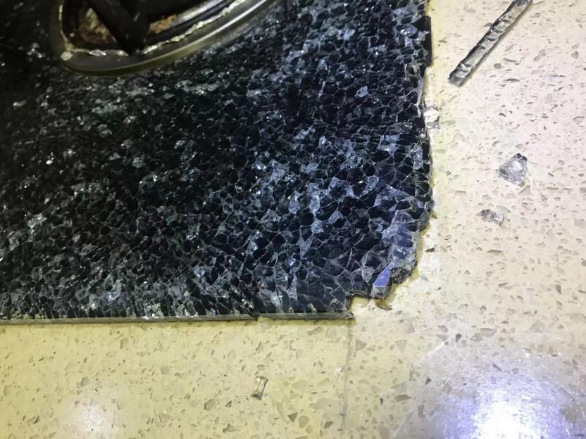 燃气灶玻璃面板炸裂还可以做饭吗,做饭燃气灶玻璃面板烫手正常吗