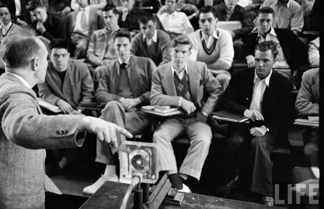 鏄嗘眬鐢靛奖涓殑鏈嶈,鏄嗘眬鐢疯