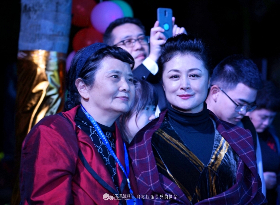 如果你和明星只有一米的距离，如何能求得合影