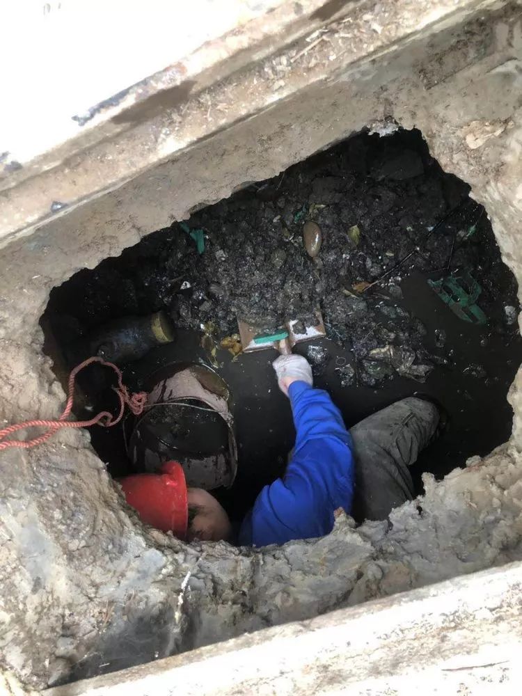 你的家里温暖如春，你可知这个城市有一群暖男在为你抵御寒冬