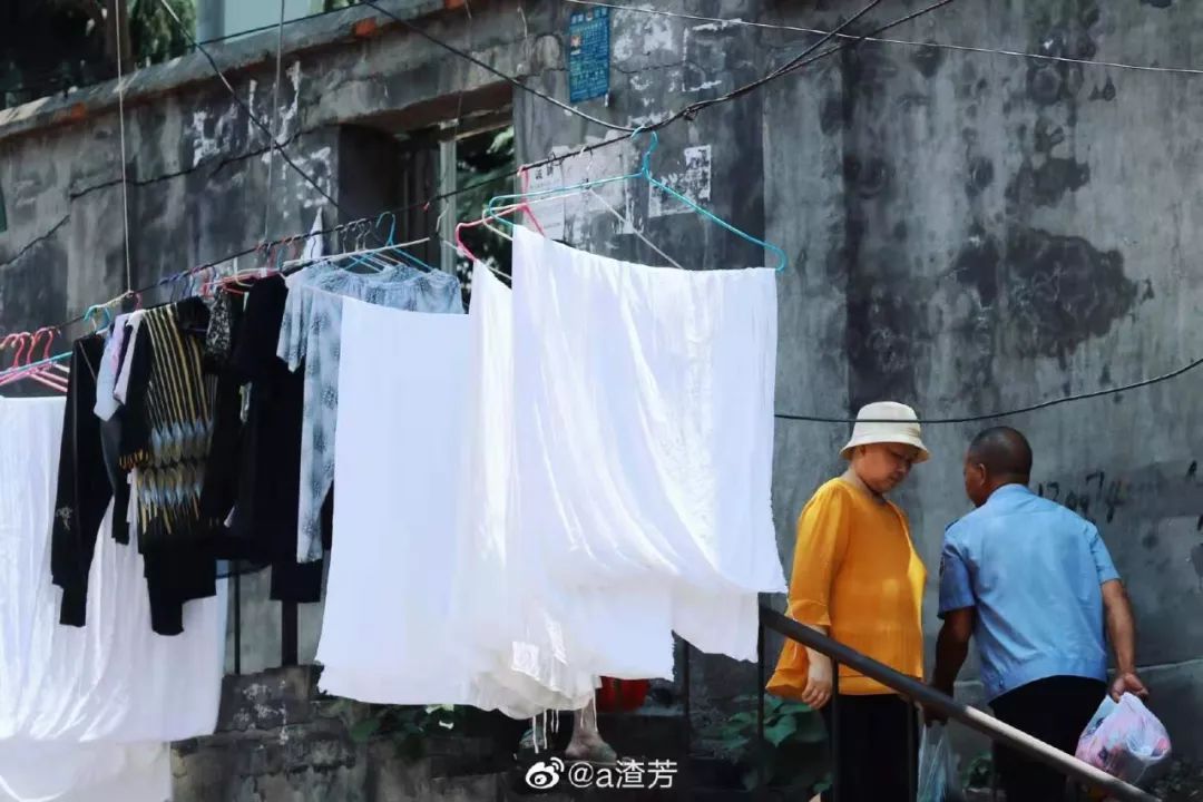 癌症患者挂尿袋和屎袋,患癌人身上带着尿袋